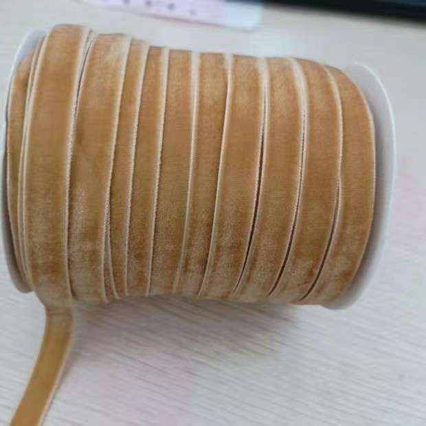 Bársonyszalag, egyoldalas, bolyhos felülettel, poliészter bársony