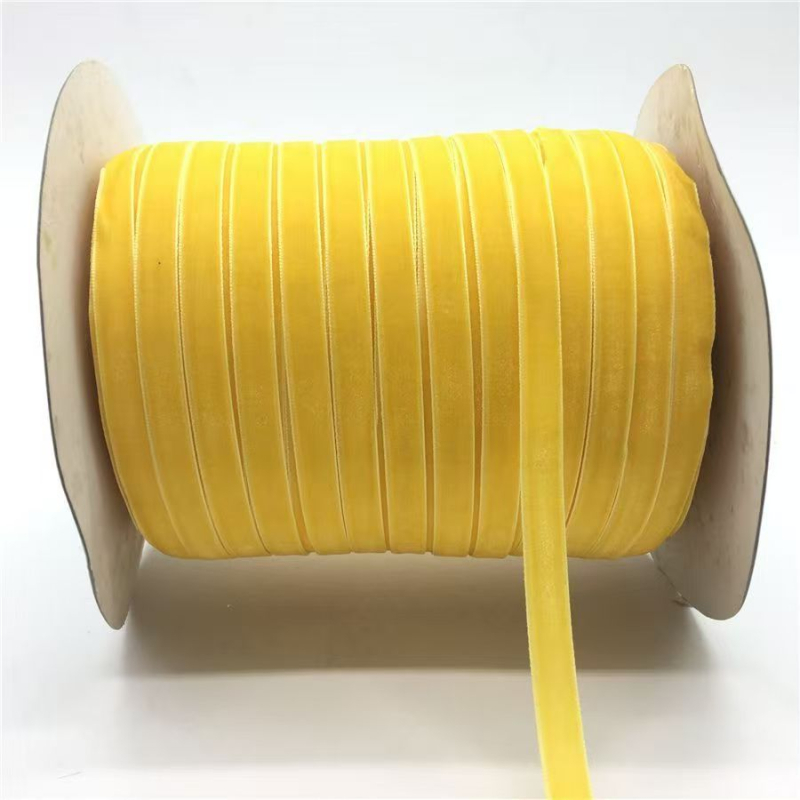 Bársonyszalag, egyoldalas, bolyhos felülettel, poliészter bársony