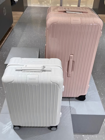 Ceļojumu koferis, ultralēts polikarbonāta korpuss, rāvējslēdzējs ar TSA kombinācijas slēdzeni, universālie riteņi, svars 2.8 kg, poliesteres iekšējā apdare, minimālistisks stils