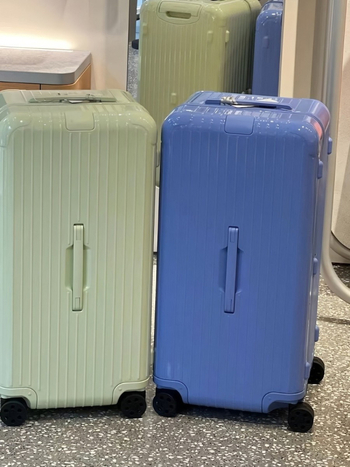 Ceļojumu koferis, ultralēts polikarbonāta korpuss, rāvējslēdzējs ar TSA kombinācijas slēdzeni, universālie riteņi, svars 2.8 kg, poliesteres iekšējā apdare, minimālistisks stils