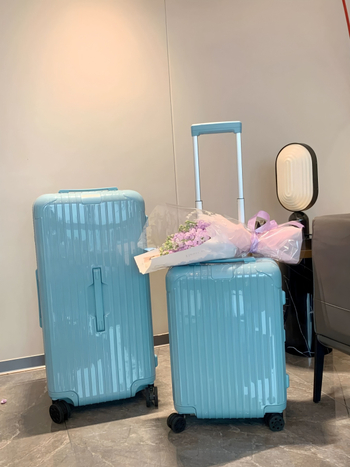 Ceļojumu koferis, ultralēts polikarbonāta korpuss, rāvējslēdzējs ar TSA kombinācijas slēdzeni, universālie riteņi, svars 2.8 kg, poliesteres iekšējā apdare, minimālistisks stils