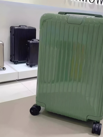 Ceļojumu koferis, ultralēts polikarbonāta korpuss, rāvējslēdzējs ar TSA kombinācijas slēdzeni, universālie riteņi, svars 2.8 kg, poliesteres iekšējā apdare, minimālistisks stils