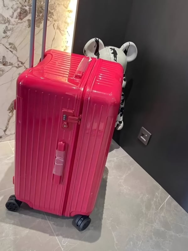 Ceļojumu koferis, ultralēts polikarbonāta korpuss, rāvējslēdzējs ar TSA kombinācijas slēdzeni, universālie riteņi, svars 2.8 kg, poliesteres iekšējā apdare, minimālistisks stils