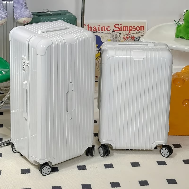 Ceļojumu koferis, ultralēts polikarbonāta korpuss, rāvējslēdzējs ar TSA kombinācijas slēdzeni, universālie riteņi, svars 2.8 kg, poliesteres iekšējā apdare, minimālistisks stils