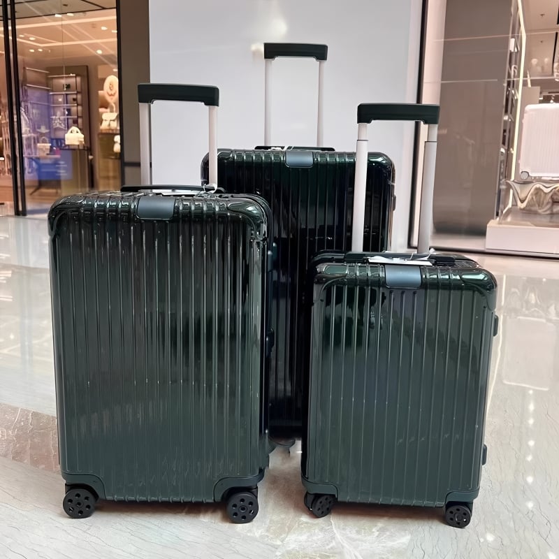 Ceļojumu koferis, ultralēts polikarbonāta korpuss, rāvējslēdzējs ar TSA kombinācijas slēdzeni, universālie riteņi, svars 2.8 kg, poliesteres iekšējā apdare, minimālistisks stils