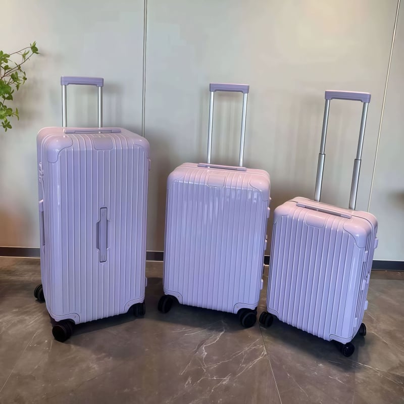 Ceļojumu koferis, ultralēts polikarbonāta korpuss, rāvējslēdzējs ar TSA kombinācijas slēdzeni, universālie riteņi, svars 2.8 kg, poliesteres iekšējā apdare, minimālistisks stils