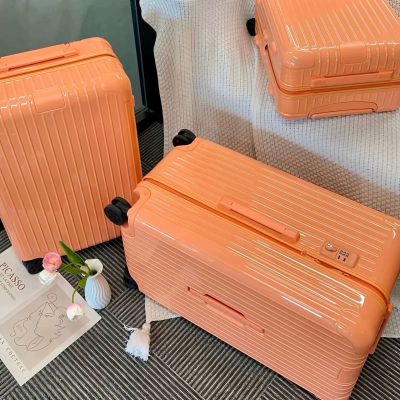 Ceļojumu koferis, ultralēts polikarbonāta korpuss, rāvējslēdzējs ar TSA kombinācijas slēdzeni, universālie riteņi, svars 2.8 kg, poliesteres iekšējā apdare, minimālistisks stils