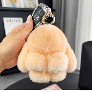 Privjesak od prave kože - plišani zeko, privjesak za telefon i torbu, polukruhna izrada, zima 2024, crtani stil, motiv malog životinjskog oblika