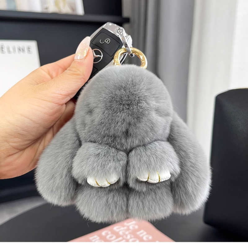 Privjesak od prave kože - plišani zeko, privjesak za telefon i torbu, polukruhna izrada, zima 2024, crtani stil, motiv malog životinjskog oblika