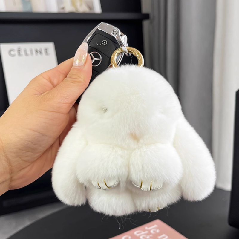 Privjesak od prave kože - plišani zeko, privjesak za telefon i torbu, polukruhna izrada, zima 2024, crtani stil, motiv malog životinjskog oblika