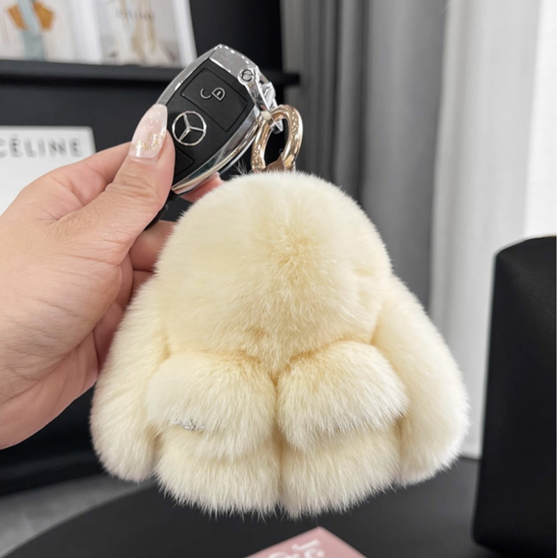 Privjesak od prave kože - plišani zeko, privjesak za telefon i torbu, polukruhna izrada, zima 2024, crtani stil, motiv malog životinjskog oblika