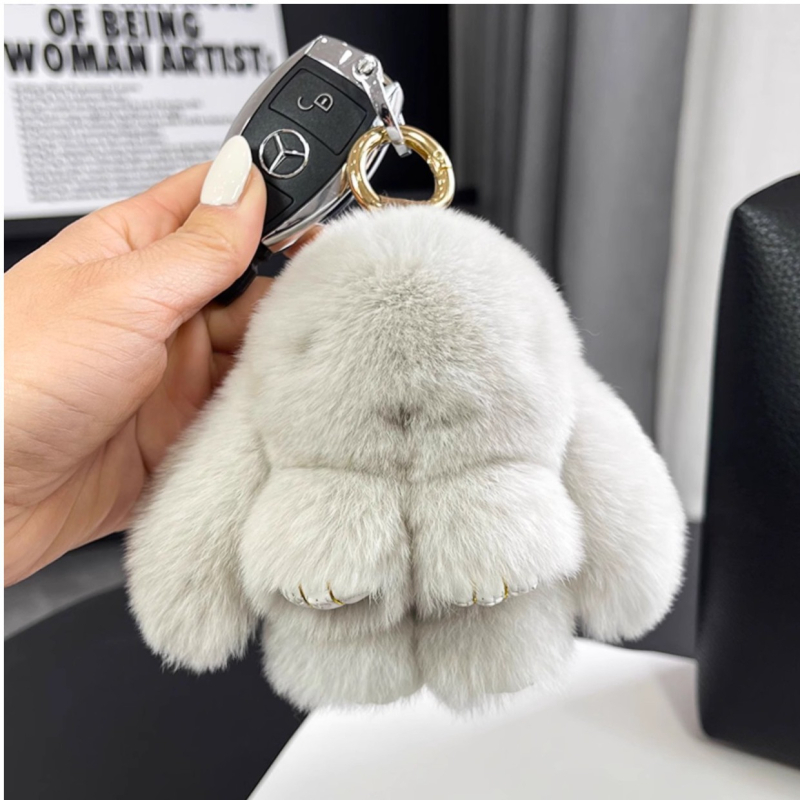 Privjesak od prave kože - plišani zeko, privjesak za telefon i torbu, polukruhna izrada, zima 2024, crtani stil, motiv malog životinjskog oblika