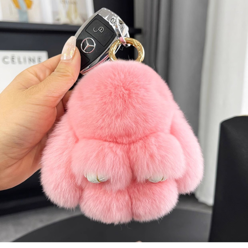 Privjesak od prave kože - plišani zeko, privjesak za telefon i torbu, polukruhna izrada, zima 2024, crtani stil, motiv malog životinjskog oblika