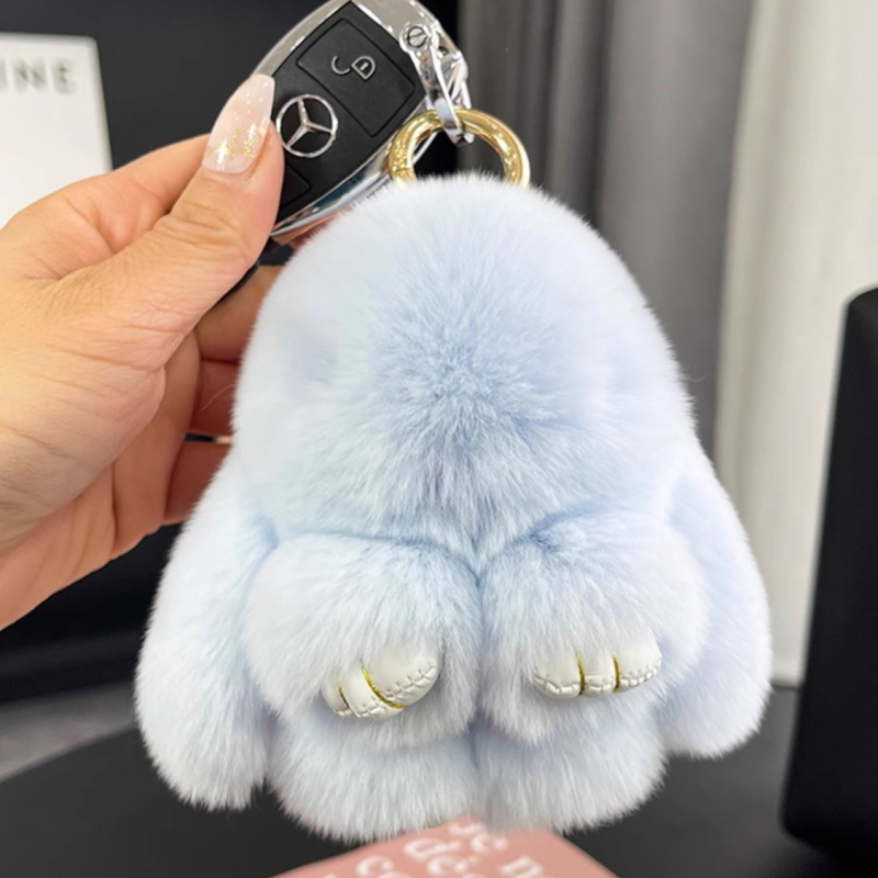 Privjesak od prave kože - plišani zeko, privjesak za telefon i torbu, polukruhna izrada, zima 2024, crtani stil, motiv malog životinjskog oblika