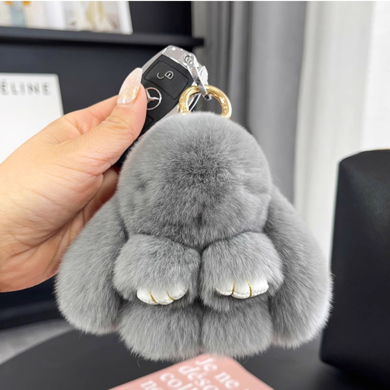 Privjesak od prave kože - plišani zeko, privjesak za telefon i torbu, polukruhna izrada, zima 2024, crtani stil, motiv malog životinjskog oblika