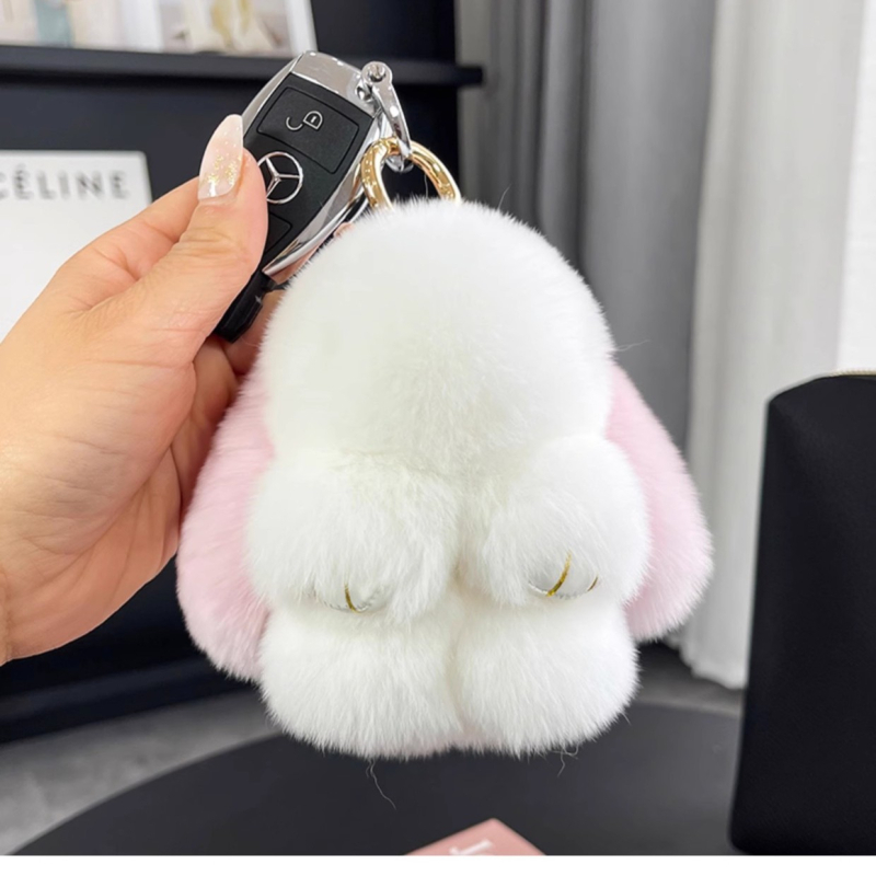 Privjesak od prave kože - plišani zeko, privjesak za telefon i torbu, polukruhna izrada, zima 2024, crtani stil, motiv malog životinjskog oblika