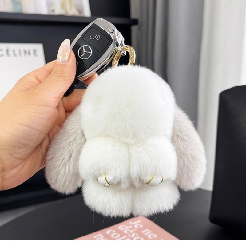 Privjesak od prave kože - plišani zeko, privjesak za telefon i torbu, polukruhna izrada, zima 2024, crtani stil, motiv malog životinjskog oblika