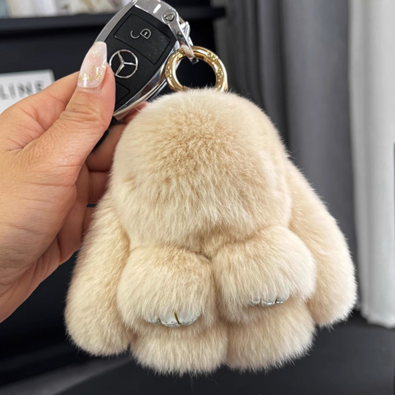 Privjesak od prave kože - plišani zeko, privjesak za telefon i torbu, polukruhna izrada, zima 2024, crtani stil, motiv malog životinjskog oblika