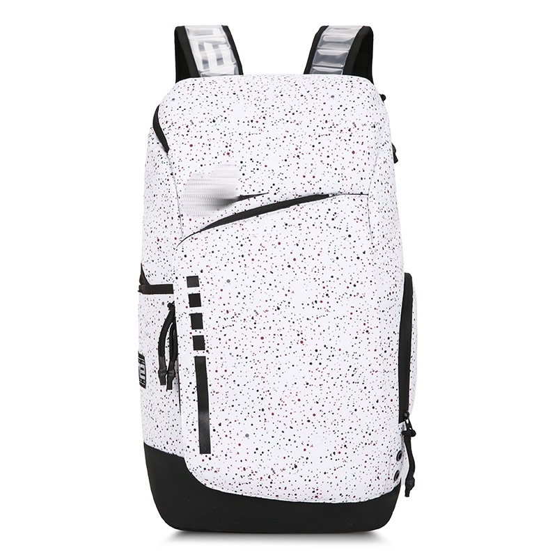 Nylonový batoh s kapacitou 20–35 L, vhodný pre notebook, zakrivené ramenné popruhy, vzor s logom, ideálny na voľnočasové cestovanie.