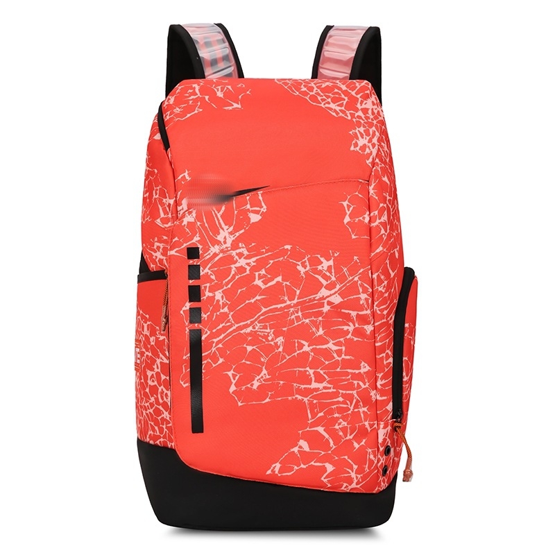 Nylonový batoh s kapacitou 20–35 L, vhodný pre notebook, zakrivené ramenné popruhy, vzor s logom, ideálny na voľnočasové cestovanie.