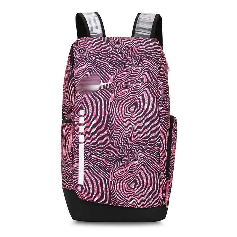 Nylonový batoh s kapacitou 20–35 L, vhodný pre notebook, zakrivené ramenné popruhy, vzor s logom, ideálny na voľnočasové cestovanie.