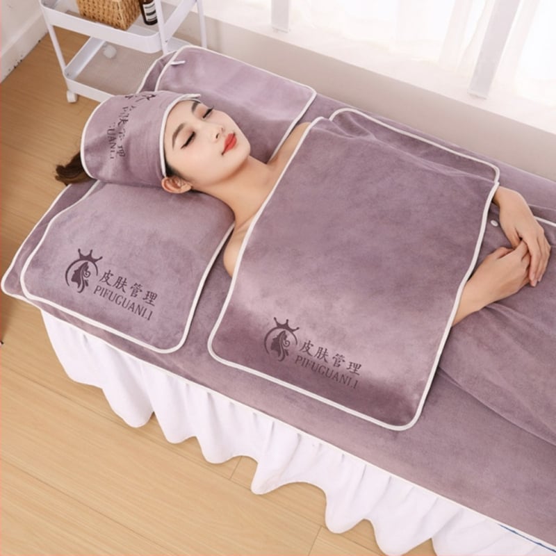 Grožio salono rankšluosnių komplektas: pagalvės rankšluostis, krūtinės rankšluostis su skylute, lovos rankšluostis ir galvos rankšluostis; mikropluoštas, 430 gsm, 80% mikropluošto + nailonas; logotipo pritaikymas; siuvimo kraštai