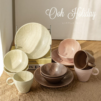 Kerámia tál domborított gyöngy-karika mintával, retro stílus, kerek alak, mikróban használható.