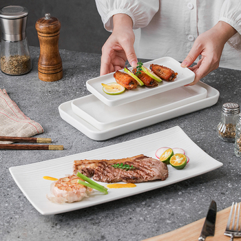Porcelánový plochý tanier, nepravidelný tvar, moderný minimalistický štýl, vhodný do mikrovlnky