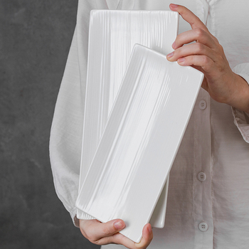 Porcelánový plochý tanier, nepravidelný tvar, moderný minimalistický štýl, vhodný do mikrovlnky