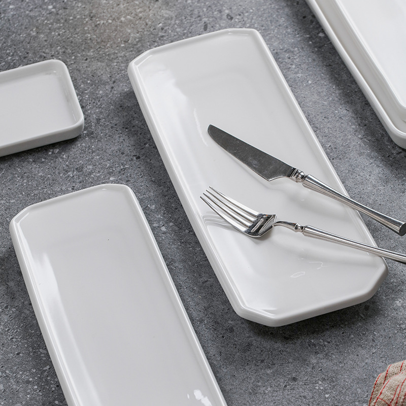 Porcelánový plochý tanier, nepravidelný tvar, moderný minimalistický štýl, vhodný do mikrovlnky