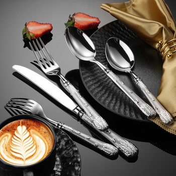 304 rozsdamentes acélból készült evőeszköz készlet – steak kés, villa, kanál és desszertkanál; tükörfényes felület, retro könnyed luxus stílus; kovácsolt búzaszem mintázat; kézzel készített