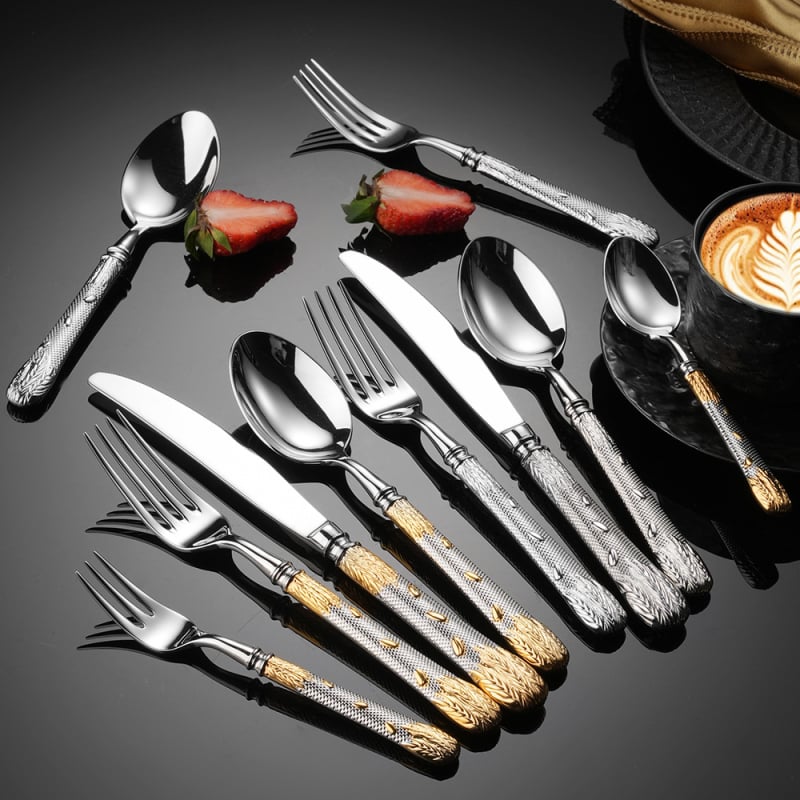304 rozsdamentes acélból készült evőeszköz készlet – steak kés, villa, kanál és desszertkanál; tükörfényes felület, retro könnyed luxus stílus; kovácsolt búzaszem mintázat; kézzel készített