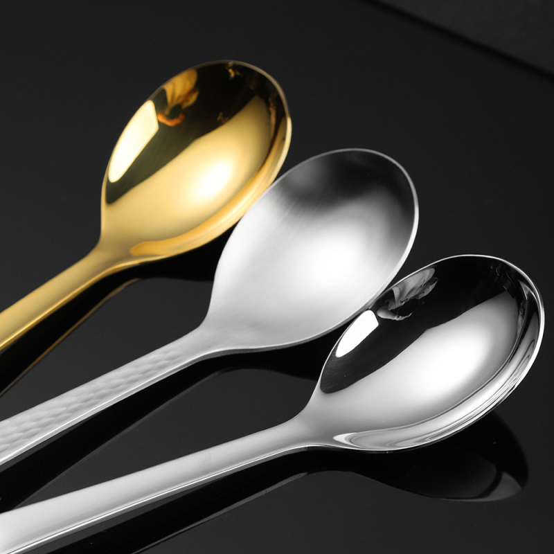 304 rozsdamentes acélból készült szervírozó kanál, modern minimalista stílus, kendő-kerék polírozású tükrös felület, egyszínű befejezés.