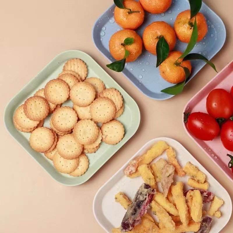 Пластмасова чиния за закуски, неправилно оформена форма, еднотонен дизайн, модерен минималистичен стил; подходяща за храна, кафе и чай