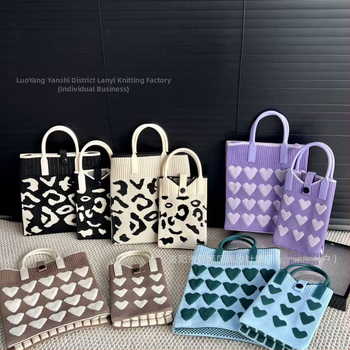 Taška na rameno, zvislý štvorcový tvar, zapínanie na sponu, polyesterový materiál, vrecko na telefón