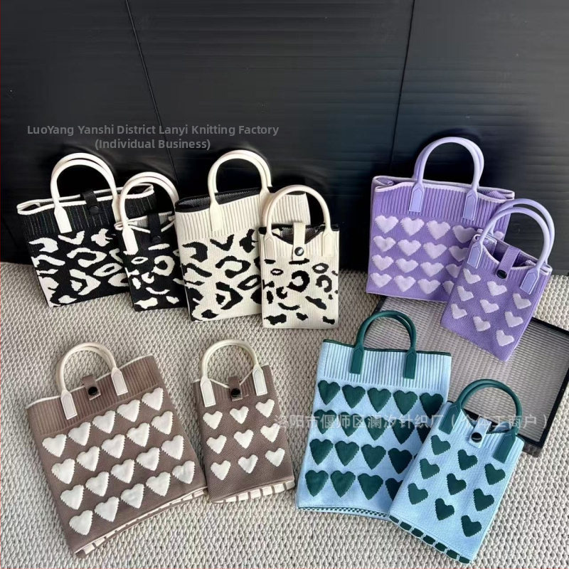 Taška na rameno, zvislý štvorcový tvar, zapínanie na sponu, polyesterový materiál, vrecko na telefón