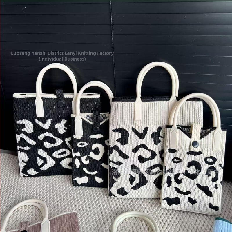 Taška na rameno, zvislý štvorcový tvar, zapínanie na sponu, polyesterový materiál, vrecko na telefón