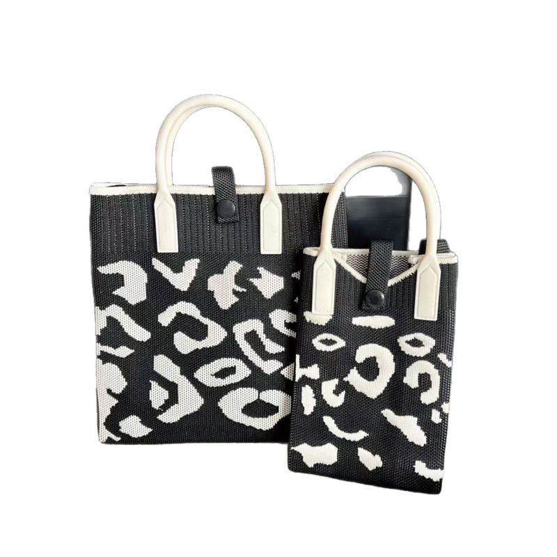 Taška na rameno, zvislý štvorcový tvar, zapínanie na sponu, polyesterový materiál, vrecko na telefón