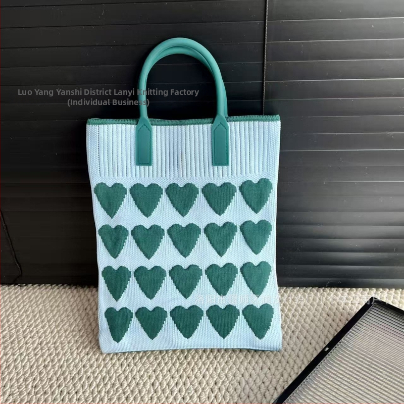 Taška na rameno, zvislý štvorcový tvar, zapínanie na sponu, polyesterový materiál, vrecko na telefón