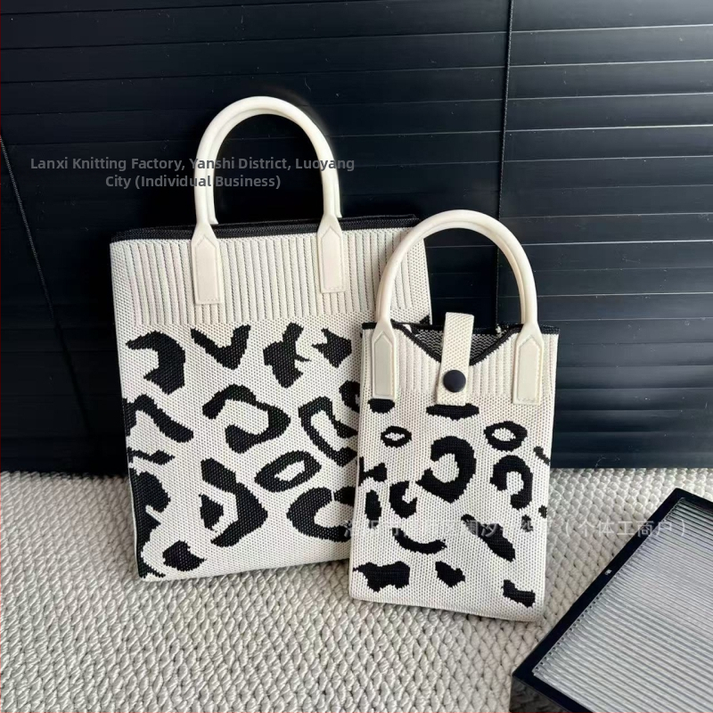 Taška na rameno, zvislý štvorcový tvar, zapínanie na sponu, polyesterový materiál, vrecko na telefón