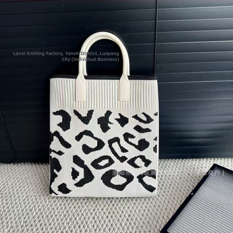 Taška na rameno, zvislý štvorcový tvar, zapínanie na sponu, polyesterový materiál, vrecko na telefón