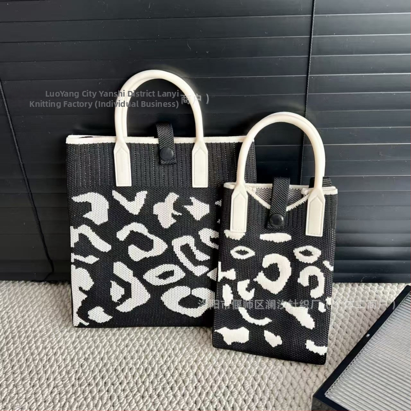 Taška na rameno, zvislý štvorcový tvar, zapínanie na sponu, polyesterový materiál, vrecko na telefón