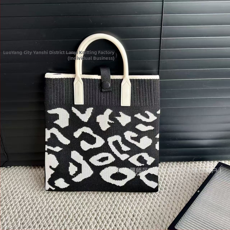 Taška na rameno, zvislý štvorcový tvar, zapínanie na sponu, polyesterový materiál, vrecko na telefón