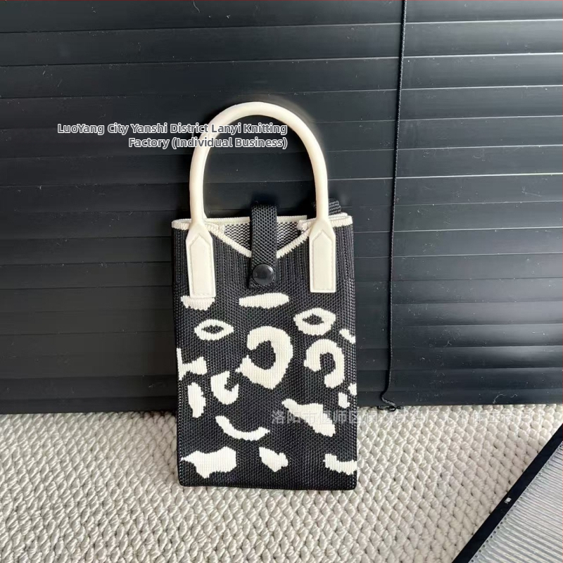 Taška na rameno, zvislý štvorcový tvar, zapínanie na sponu, polyesterový materiál, vrecko na telefón