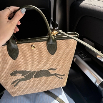Mini pletena torbica od trstike s vezenim i šarenim panelima; za nošenje u ruci, preko ramena ili crossbody