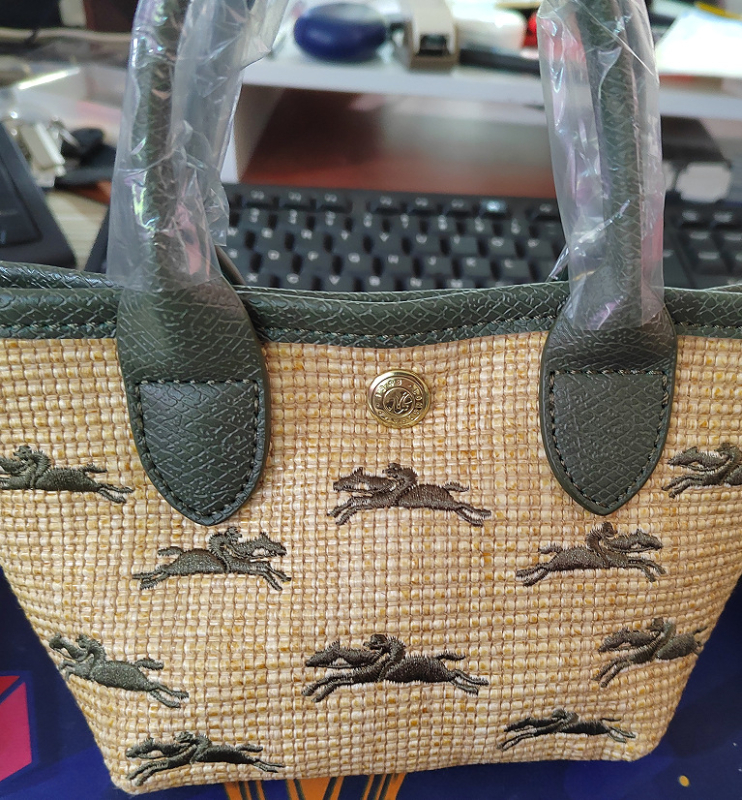 Mini pletena torbica od trstike s vezenim i šarenim panelima; za nošenje u ruci, preko ramena ili crossbody