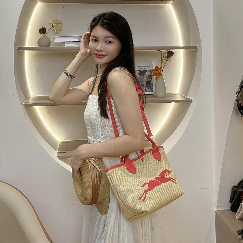 Mini pletena torbica od trstike s vezenim i šarenim panelima; za nošenje u ruci, preko ramena ili crossbody