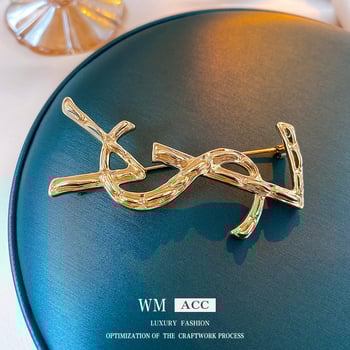 Брошка с буквен мотив, медна основа, електроплатирана, дамски стилен аксесоар