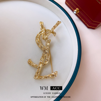 Брошка с буквен мотив, медна основа, електроплатирана, дамски стилен аксесоар