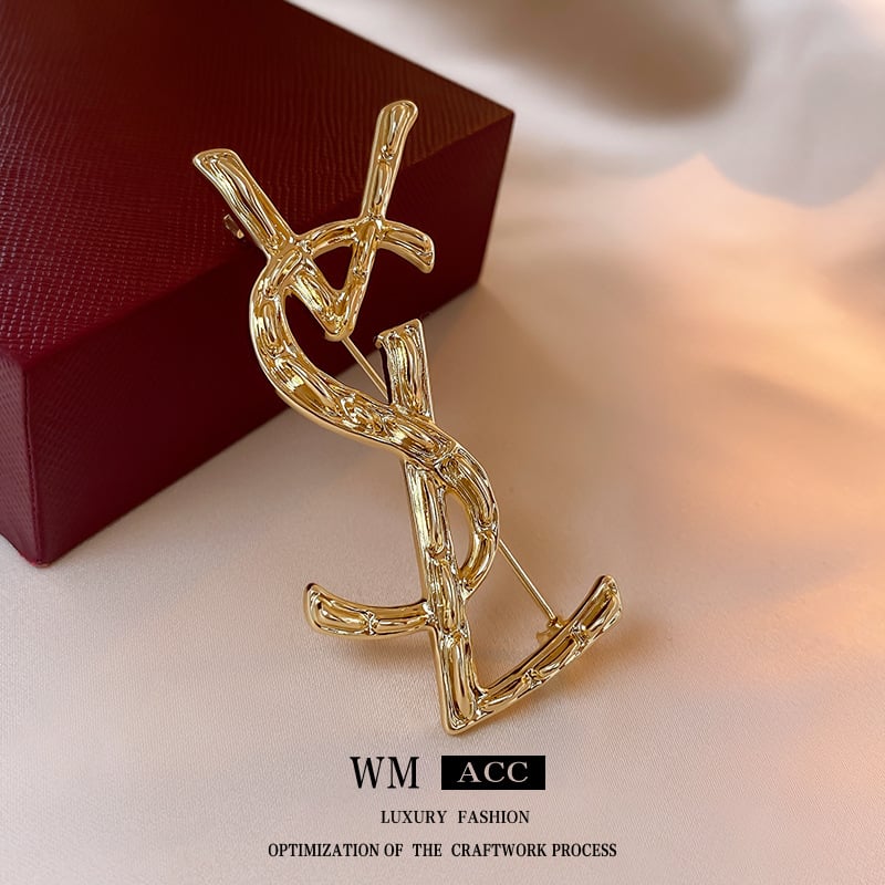 Брошка с буквен мотив, медна основа, електроплатирана, дамски стилен аксесоар